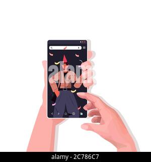 utilizzo dello smartphone per festeggiare il compleanno online durante la videochiamata celebrazione self-isolation concetto di riunione virtuale illustrazione vettoriale Illustrazione Vettoriale
