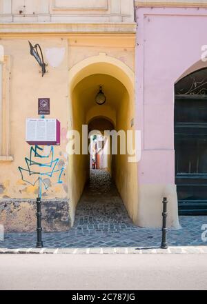 Brasov/Romania - 06.28.2020: Strada di corda (strada sforii) situata a Brasov è una delle strade più strette d'Europa. Foto Stock