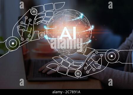 Mani di cyborg disegnate che tengono l'ologramma a sfera illuminato Foto Stock