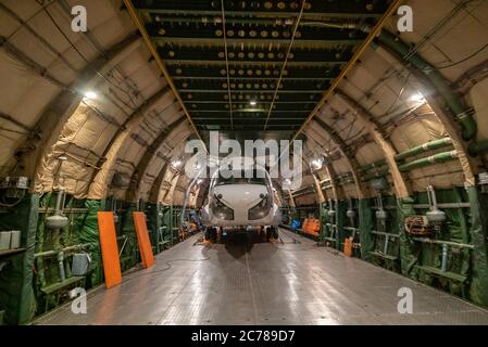 Chinook Helicopter all'interno dell'aereo Antonov Cargo in direzione della Bolivia per combattere gli incendi in amazzonia Foto Stock