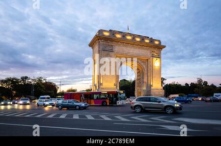 Bucarest, Romania - 10 ottobre 2017: Arcul de Triumf (Arco di Trionfo) Bucarest, Romania, situato nella parte settentrionale di Bucarest, sulla Kisele Foto Stock