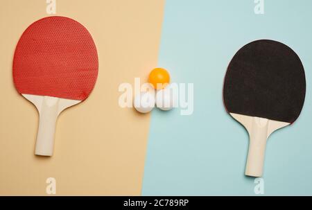 due racchette di legno e palle di plastica per giocare a ping pong, piatto, gioco di ping pong Foto Stock