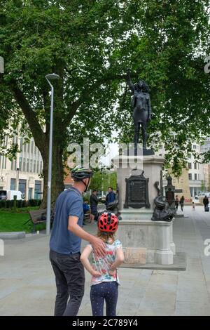 Bristol, 15 luglio 2020. Una statua del protettore della materia Black Lives Jen Reid dello scultore Marc quinn è stata posta sulla base di Colston vacante nel centro di Bristol. L'installazione è non ufficiale e ha avuto luogo questa mattina presto. Il consiglio di Bristol è ancora indeciso sul futuro della base mentre la statua di Colston è tenuta in un luogo sicuro. La statua è chiamata aumento di potere credito: Notizie JMF/Alamy Live News Foto Stock