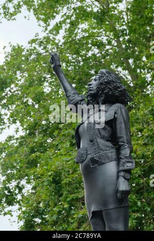 Bristol, 15 luglio 2020. Una statua del protettore della materia Black Lives Jen Reid dello scultore Marc quinn è stata posta sulla base di Colston vacante nel centro di Bristol. L'installazione è non ufficiale e ha avuto luogo questa mattina presto. Il consiglio di Bristol è ancora indeciso sul futuro della base mentre la statua di Colston è tenuta in un luogo sicuro. La statua è chiamata aumento di potere credito: Notizie JMF/Alamy Live News Foto Stock