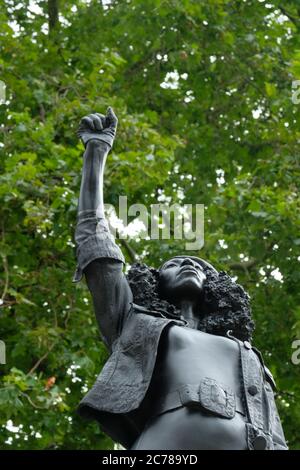 Bristol, 15 luglio 2020. Una statua del protettore della materia Black Lives Jen Reid dello scultore Marc quinn è stata posta sulla base di Colston vacante nel centro di Bristol. L'installazione è non ufficiale e ha avuto luogo questa mattina presto. Il consiglio di Bristol è ancora indeciso sul futuro della base mentre la statua di Colston è tenuta in un luogo sicuro. La statua è chiamata aumento di potere credito: Notizie JMF/Alamy Live News Foto Stock