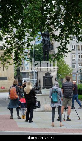 Bristol, 15 luglio 2020. Una statua del protettore della materia Black Lives Jen Reid dello scultore Marc quinn è stata posta sulla base di Colston vacante nel centro di Bristol. L'installazione è non ufficiale e ha avuto luogo questa mattina presto. Il consiglio di Bristol è ancora indeciso sul futuro della base mentre la statua di Colston è tenuta in un luogo sicuro. La statua è chiamata aumento di potere credito: Notizie JMF/Alamy Live News Foto Stock