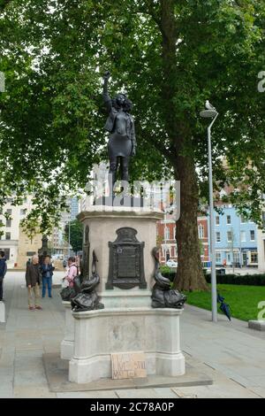 Bristol, 15 luglio 2020. Una statua del protettore della materia Black Lives Jen Reid dello scultore Marc quinn è stata posta sulla base di Colston vacante nel centro di Bristol. L'installazione è non ufficiale e ha avuto luogo questa mattina presto. Il consiglio di Bristol è ancora indeciso sul futuro della base mentre la statua di Colston è tenuta in un luogo sicuro. La statua è chiamata aumento di potere credito: Notizie JMF/Alamy Live News Foto Stock