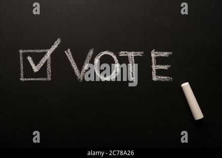 Tick near text vote simboleggia le elezioni americane del 3 novembre Foto Stock