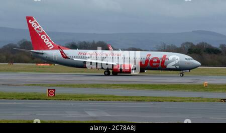 Foto fuke datata 13/1/2020 di UN aereo Jet2 che atterra all'aeroporto di Manchester. Jet2.com ha ripreso il proprio programma di voli e vacanze dopo aver sospeso le proprie attività per quasi quattro mesi. Foto Stock