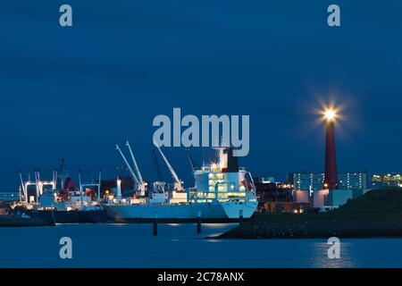 Vista sul porto di IJmuiden sul Mare del Nord nei Paesi Bassi Foto Stock