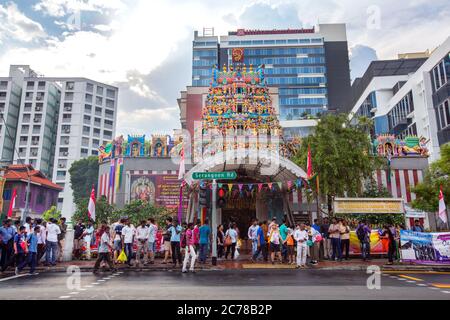 lavoratori migranti in little india street singapore, singapore, little india singapore, colorata little india, migranti indiani singapore, dipinti murali Foto Stock