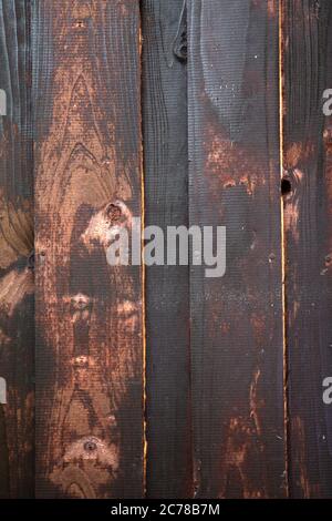 Struttura di un vecchio muro di legno marrone. Le spranghe sono installate orizzontalmente. Foto Stock