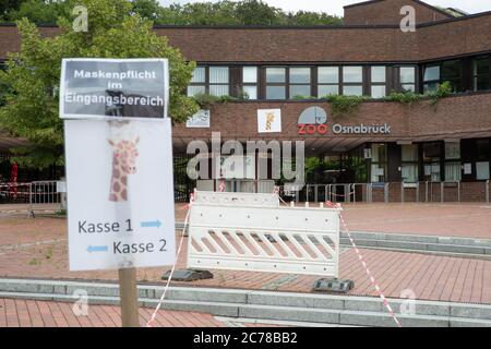 07 luglio 2020, bassa Sassonia, Osnabrück: Per proteggere contro la corona, davanti alla cassa è stato apposto un cartello indicante le misure igieniche dello zoo di Osnabrück. Foto: Frito Gentsch/dpa Foto Stock