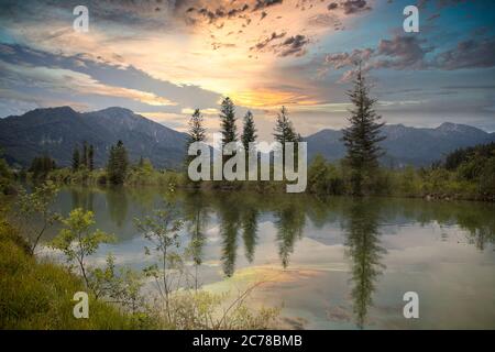 DE - BAVIERA: Fiume Loisach a Kochel con Herzogstand montagna in background Foto Stock