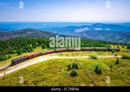 Il treno a vapore sta salendo fino alla cima della montagna chiamata 'Brocken' nel parco nazionale di Harz, Germania Foto Stock