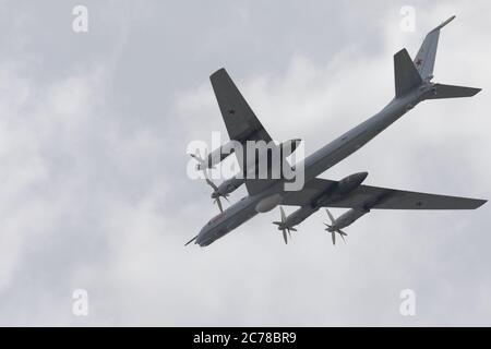 San Pietroburgo, Russia - 15 luglio 2020: Velivolo militare Tu-142MK nel cielo durante le prove della parata militare dedicata alla Giornata della Marina russa. La parata è l'evento principale della celebrazione che si tiene ogni anno nell'ultima domenica di luglio Foto Stock