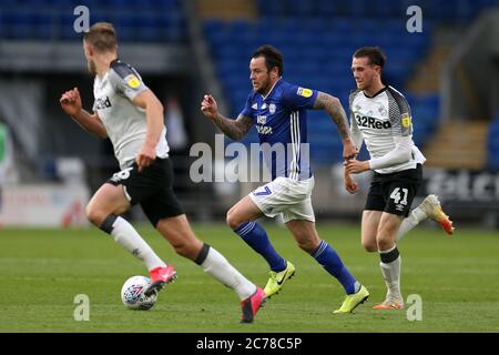 Cardiff, Regno Unito. 14 luglio 2020. Lee Tomlin di Cardiff City (c) in azione. EFL Skybet Championship, Cardiff City contro Derby County al Cardiff City Stadium di Cardiff, Galles, martedì 14 luglio 2020. Questa immagine può essere utilizzata solo per scopi editoriali. Solo per uso editoriale, licenza richiesta per uso commerciale. Non si può usare nelle scommesse, nei giochi o nelle pubblicazioni di un singolo club/campionato/giocatore. pic di Andrew Orchard/Andrew Orchard sport photography/Alamy Live news Credit: Andrew Orchard sports photography/Alamy Live News Foto Stock