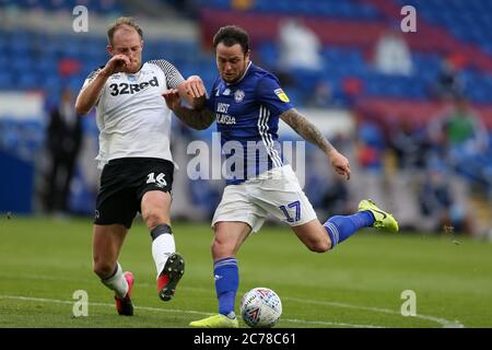 Cardiff, Regno Unito. 14 luglio 2020. Lee Tomlin di Cardiff City (r) in azione. EFL Skybet Championship, Cardiff City contro Derby County al Cardiff City Stadium di Cardiff, Galles, martedì 14 luglio 2020. Questa immagine può essere utilizzata solo per scopi editoriali. Solo per uso editoriale, licenza richiesta per uso commerciale. Non si può usare nelle scommesse, nei giochi o nelle pubblicazioni di un singolo club/campionato/giocatore. pic di Andrew Orchard/Andrew Orchard sport photography/Alamy Live news Credit: Andrew Orchard sports photography/Alamy Live News Foto Stock