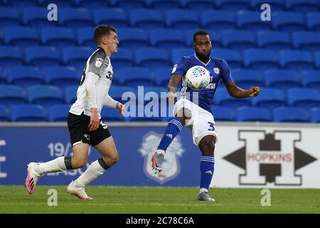 Cardiff, Regno Unito. 14 luglio 2020. Junior Hoilett della città di Cardiff (r) in azione. EFL Skybet Championship, Cardiff City contro Derby County al Cardiff City Stadium di Cardiff, Galles, martedì 14 luglio 2020. Questa immagine può essere utilizzata solo per scopi editoriali. Solo per uso editoriale, licenza richiesta per uso commerciale. Non si può usare nelle scommesse, nei giochi o nelle pubblicazioni di un singolo club/campionato/giocatore. pic di Andrew Orchard/Andrew Orchard sport photography/Alamy Live news Credit: Andrew Orchard sports photography/Alamy Live News Foto Stock