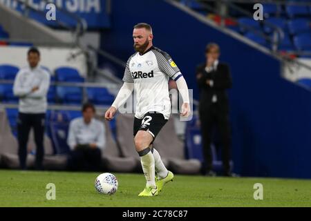 Cardiff, Regno Unito. 14 luglio 2020. Wayne Rooney della contea di Derby in Action.EFL Skybet Championship match, Cardiff City contro Derby County al Cardiff City Stadium di Cardiff, Galles, martedì 14 luglio 2020. Questa immagine può essere utilizzata solo per scopi editoriali. Solo per uso editoriale, licenza richiesta per uso commerciale. Non si può usare nelle scommesse, nei giochi o nelle pubblicazioni di un singolo club/campionato/giocatore. pic di Andrew Orchard/Andrew Orchard sport photography/Alamy Live news Credit: Andrew Orchard sports photography/Alamy Live News Foto Stock