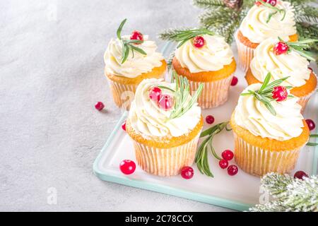 Gingerbread Cupcakes natalizio con mirtillo e rosmarino zuccherati, spazio per la copia Foto Stock