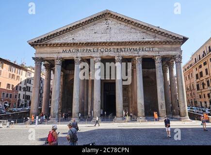 ROM, Italia. 09 luglio 2020. All'ingresso del Pantheon, il famoso tempio di Roma, ci sono solo pochi visitatori e turisti. Le restrizioni di viaggio dovute alla pandemia di Corona sono state revocate di nuovo. È un buon momento per scoprire Roma. Non si formano lunghe code davanti alle attrazioni turistiche. Ma c'è principalmente il dovere della maschera e la temperatura è misurata. Credit: Annette Riedl/dpa-Zentralbild/ZB/dpa/Alamy Live News Foto Stock