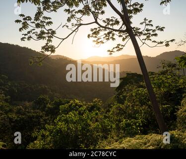 Vista del paesaggio al tramonto vicino Minca, Magdalena Department, Carribean, Colombia, Sud America Foto Stock