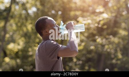 Acqua potabile eccessiva di tipo nero surriscaldata dalla bottiglia nel parco Foto Stock