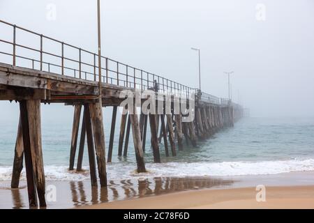 Il molo di noarlunga porto con una pesante nebbia mattutina nel porto di noarlunga Sud australia il 14 2020 luglio Foto Stock