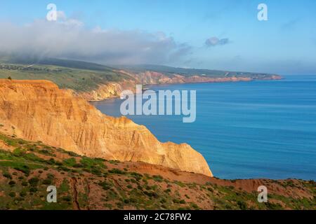 le belle acque blu e la scogliera gialla si affacciano sulla penisola di fleurieu a sellicks spiaggia sud australia il 14 2020 luglio Foto Stock