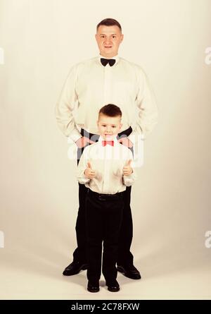 fiducia e valori. moda maschile. buon bambino con padre. incontro d'affari. piccolo ragazzo con papà esthete uomo d'affari. giorno di famiglia. padre e figlio in abito formale. stile tuxedo. esthete Foto Stock