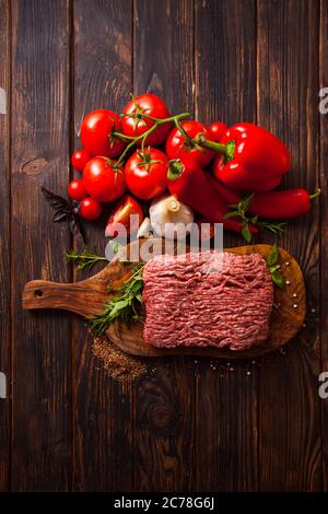 Piatto tradizionale italiano di carne tritata e verdure fresche Foto Stock