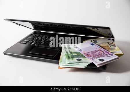 Bamberg, Germania 13 luglio 2020: Immagini di simbolo - 2020 diverse migliaia di euro in contanti con il valore di 500 euro, 200 euro, 100 euro e 50 euro sono su un laptop Internet crimine, cybercrimine, | utilizzo in tutto il mondo Foto Stock