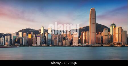 Notte e lo skyline di architettura urbana di Hong Kong Foto Stock