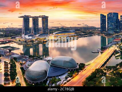 Lo skyline di Singapore e la vista dei grattacieli su Marina Bay Foto Stock