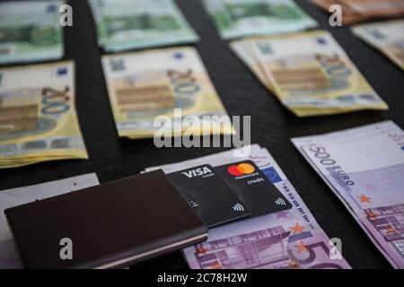 Bamberg, Germania. 13 luglio 2020. Bamberg, Germania 13 luglio 2020: Immagini simboliche - 2020 euro banconote/contanti, con carta di credito e carta Visa | utilizzo in tutto il mondo Credit: dpa/Alamy Live News Foto Stock