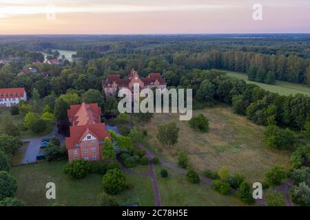 Friedensau, Germania. 11 Luglio 2020. Settimo giorno del Collegio teologico avventista di Sunrise, fondato nel 1899 da Ludwig Richard Conradi come "scuola industriale e missionaria". (Vista aerea con drone) Credit: Stephan Schulz/dpa-Zentralbild/ZB/dpa/Alamy Live News Foto Stock