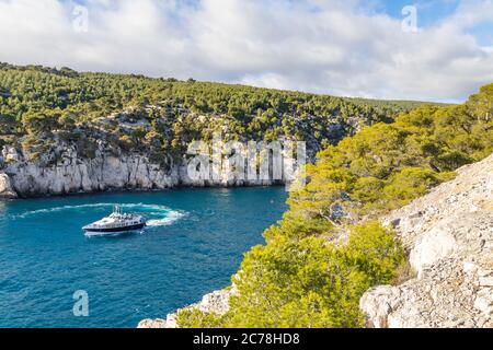 Escursione in barca passando per la Calanque de Port pin, Cassis, Provenza, Francia, Europa Foto Stock