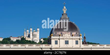 Vista sulla Basilica di Notre Dame de Fourviere e l'hotel dieu, Lione, Francia Foto Stock