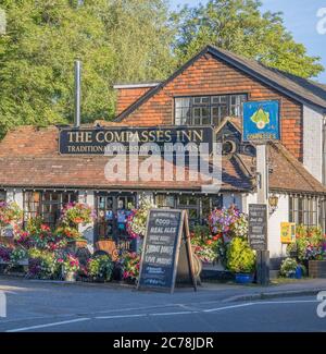 il fiume compasses inn nel villaggio di gomsall in surrey Foto Stock