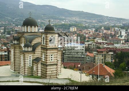 Chiesa di San Demetrio a Nord Mitrovica, Kosovo. È una chiesa ortodossa serba, simbolo della divisione tra albanesi e serbi nel cit Foto Stock