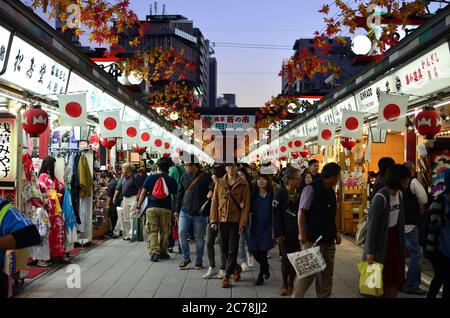 Shopping folle su Nakamise Dori - Tokyo, Giappone Foto Stock