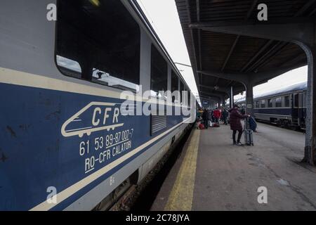 BUCAREST, ROMANIA - 15 FEBBRAIO 2020: Cfr Calatori logo davanti ad uno dei loro treni interurbani a gara de Nord, la stazione ferroviaria principale di Buca Foto Stock