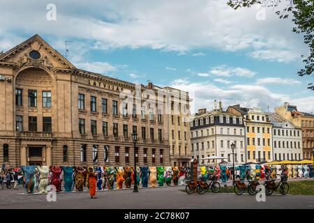 Riga, Lettonia - 12 luglio 2018: Orsi colorati sulla piazza cupola esposizione internazionale d'arte United Buddy Bears. Cerchio di orso è stato creato per rendere la gente ti Foto Stock