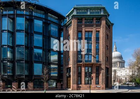 Vista dell'elevazione principale su Friday Street, che mostra l'intervento di Michael Hopkins Architects e la parete nord di arenaria rosa di Richardson con St. Paul's i Foto Stock