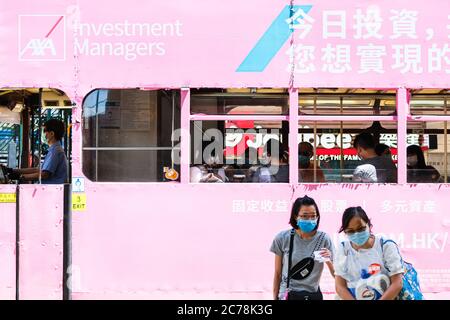 Hong Kong, Cina. 15 luglio 2020. Le persone indossano la maschera chirurgica in tram, mentre Hong Kong inaspriscono le restrizioni di raccolta e la maschera obbligatoria per il viso indossata sui trasporti pubblici. Credit: Keith Tsuji/ZUMA Wire/Alamy Live News Foto Stock