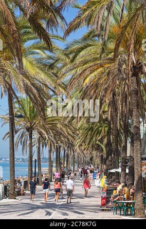 Persone che passeggiano sul paseo maritimo, o lungomare, Marbella, Costa del Sol, Provincia di Malaga, Andalusia, Spagna meridionale. Foto Stock