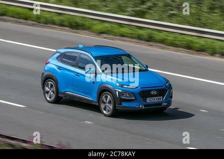 2019 Hyundai Kona Premium Blue Car Hatchback benzina sulla M6 autostrada vicino Preston a Lancashire, Regno Unito Foto Stock