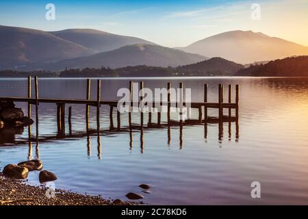 Alba sul Derwent Water da Brandelhow, Lake District, Cumbria, England, Regno Unito Foto Stock