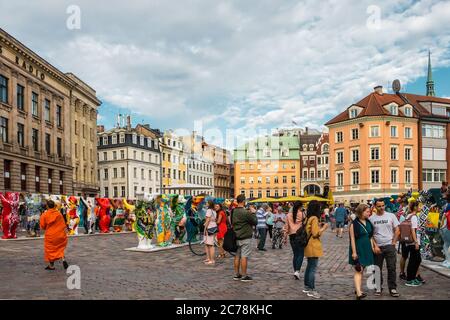 Riga, Lettonia - 12 luglio 2018: La gente cammina intorno alla piazza del Duomo e guarda le sculture della mostra internazionale United Buddy Bears. Foto Stock